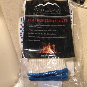 Whitebergs heat resistant gloves.
